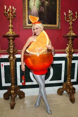 小妖精洛特穿着Aperol Spritz