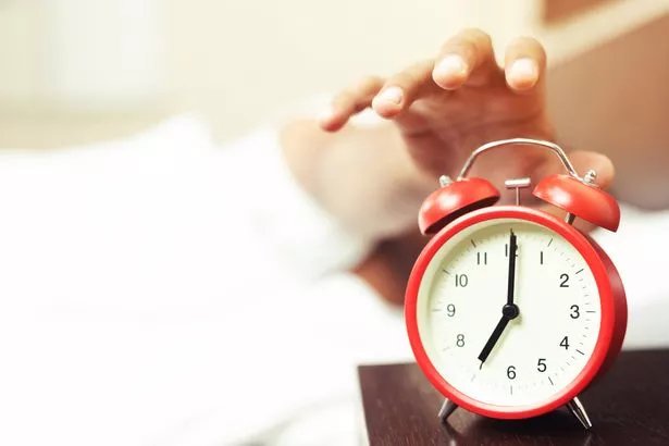 睡眠研究人员警告说，时钟回拨对英国人有害