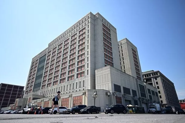“悲伤”的“吹牛老爹”肖恩·库姆斯在监狱